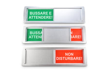 Laden Sie das Bild in den Galerie-Viewer, &quot;BUSSARE E ATTENDERE!/NON DISTURBARE!&quot; Schiebeschild Classic XL