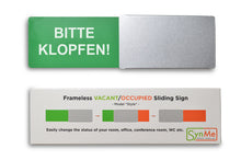 Laden Sie das Bild in den Galerie-Viewer, "BITTE KLOPFEN!/BITTE WARTEN! SIE WERDEN AUFGERUFEN!" Schiebeschild Style (silberner Schieber)