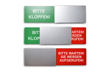 Laden Sie das Bild in den Galerie-Viewer, "BITTE KLOPFEN!/BITTE WARTEN! SIE WERDEN AUFGERUFEN!" Schiebeschild Style (silberner Schieber)