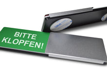 Laden Sie das Bild in den Galerie-Viewer, "BITTE KLOPFEN!/BITTE WARTEN! SIE WERDEN AUFGERUFEN!" Schiebeschild Style (silberner Schieber)