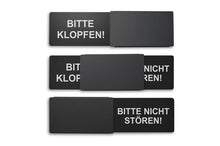 Laden Sie das Bild in den Galerie-Viewer, &quot;BITTE KLOPFEN/BITTE NICHT STÖREN&quot; Schiebeschild Style (schwarzer Schieber)