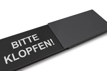 Laden Sie das Bild in den Galerie-Viewer, &quot;BITTE KLOPFEN/BITTE NICHT STÖREN&quot; Schiebeschild Style (schwarzer Schieber)